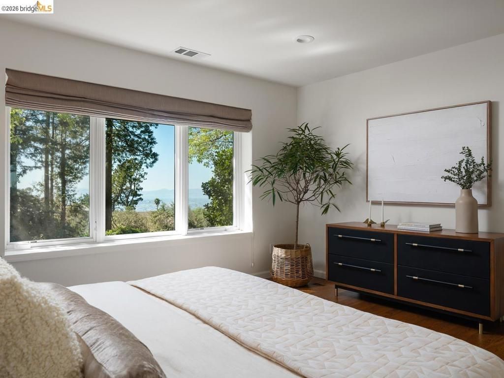 Image 27 of property listing at 12700 Skyline Blvd, Oakland, CA 94619