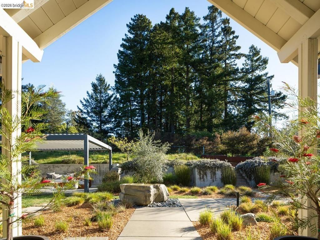 Image 39 of property listing at 12700 Skyline Blvd, Oakland, CA 94619