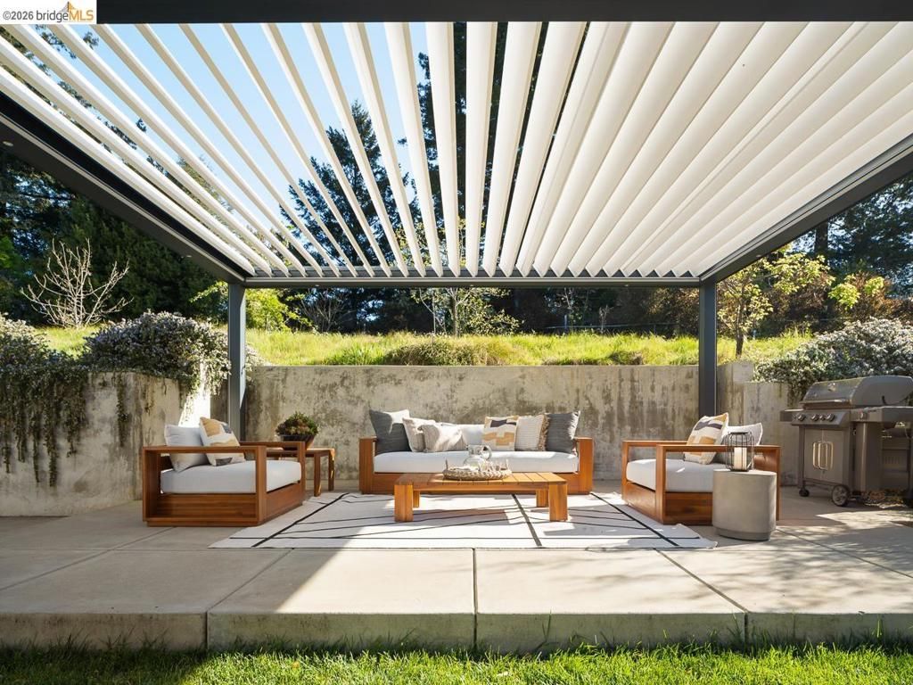 Image 41 of property listing at 12700 Skyline Blvd, Oakland, CA 94619