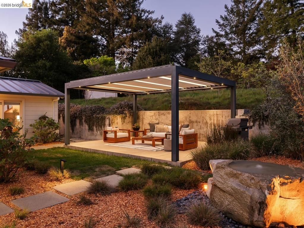 Image 5 of property listing at 12700 Skyline Blvd, Oakland, CA 94619