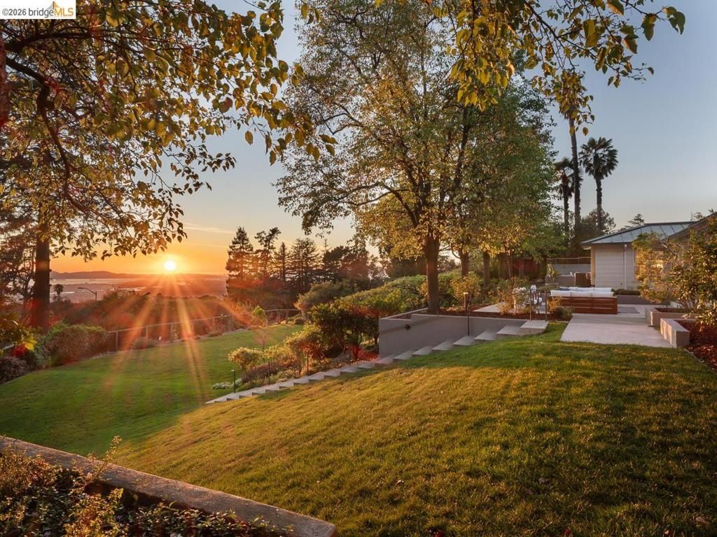 Image 7 of property listing at 12700 Skyline Blvd, Oakland, CA 94619