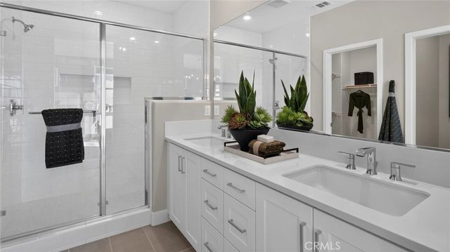933 Chinon, Irvine, CA 92618