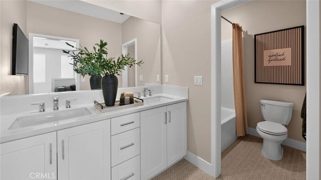 933 Chinon, Irvine, CA 92618