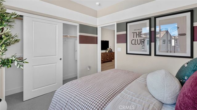 933 Chinon, Irvine, CA 92618
