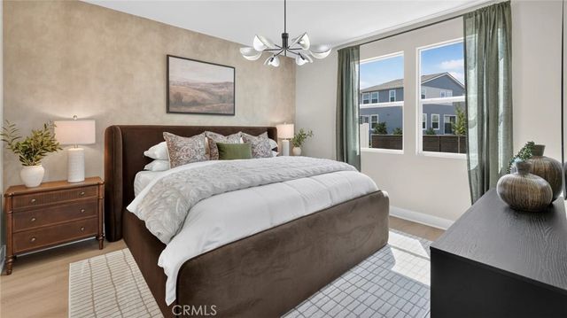 933 Chinon, Irvine, CA 92618
