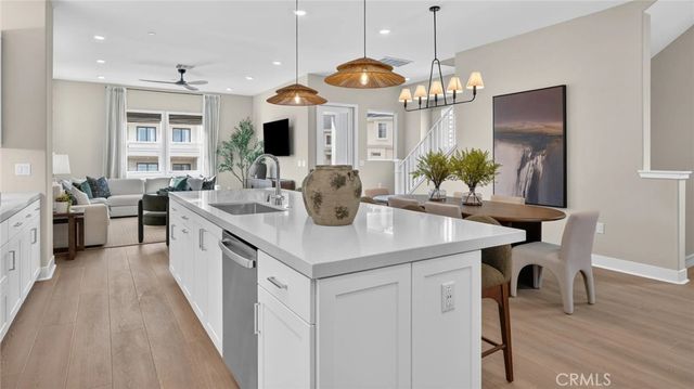 933 Chinon, Irvine, CA 92618