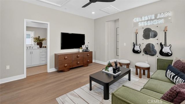 933 Chinon, Irvine, CA 92618