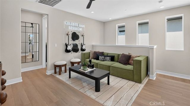 933 Chinon, Irvine, CA 92618
