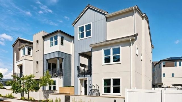 933 Chinon, Irvine, CA 92618