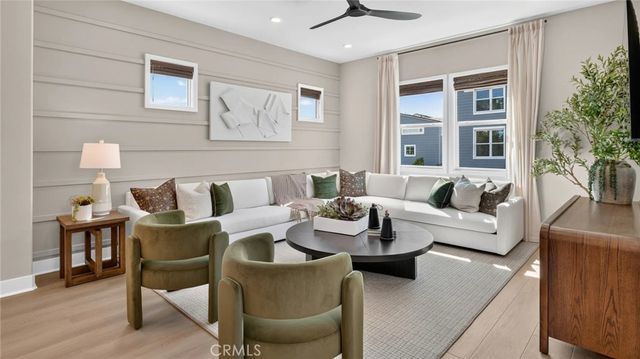933 Chinon, Irvine, CA 92618