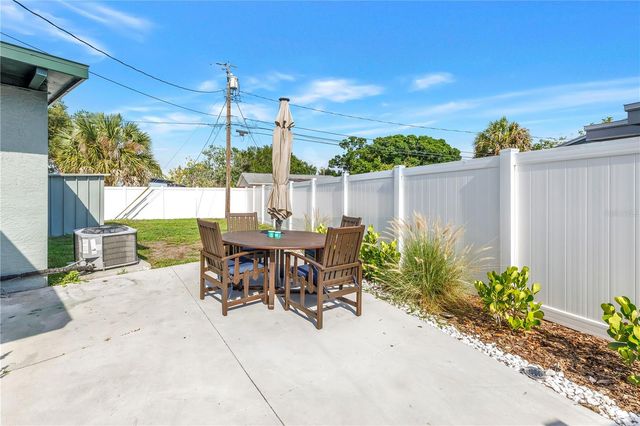 7599 MEADOWLAWN DRIVE N, St Petersburg, FL 33702