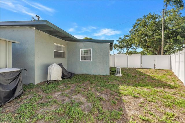 7599 MEADOWLAWN DRIVE N, St Petersburg, FL 33702