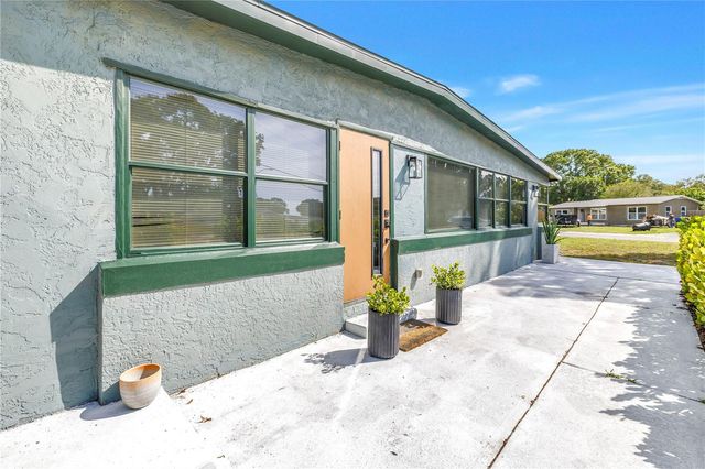 7599 MEADOWLAWN DRIVE N, St Petersburg, FL 33702