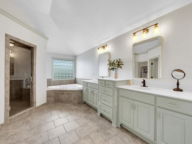 24165 W 112th Place, Olathe, KS 66061