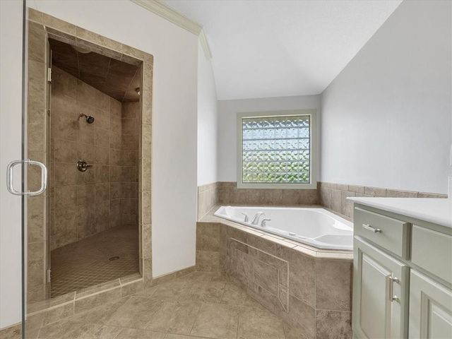24165 W 112th Place, Olathe, KS 66061