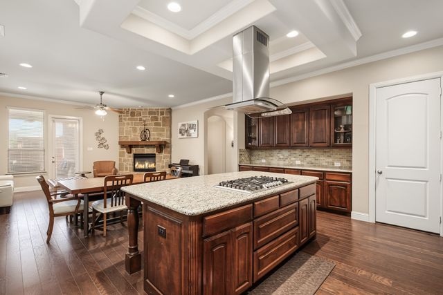 401 Middleton Drive, Roanoke, TX 76262