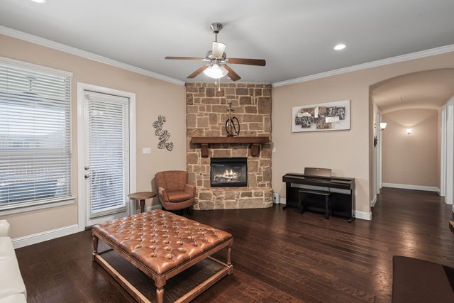 401 Middleton Drive, Roanoke, TX 76262