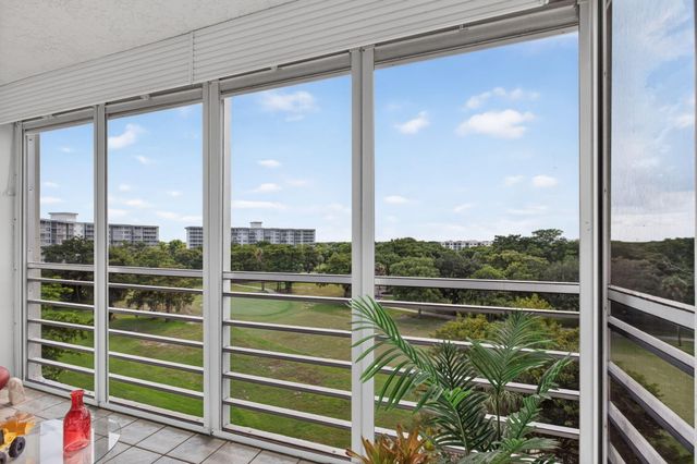575 Oaks Lane 709, Pompano Beach, FL 33069