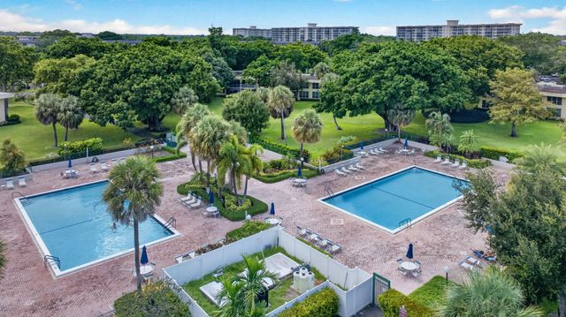 575 Oaks Lane 709, Pompano Beach, FL 33069