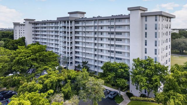 575 Oaks Lane 709, Pompano Beach, FL 33069