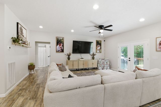 33 King Arthur Dr, Paris, TN 38242
