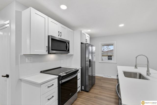 9206 Manderson Street, Omaha, NE 68134