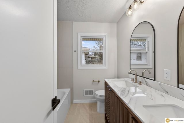 9206 Manderson Street, Omaha, NE 68134