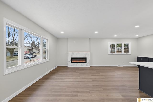 9206 Manderson Street, Omaha, NE 68134