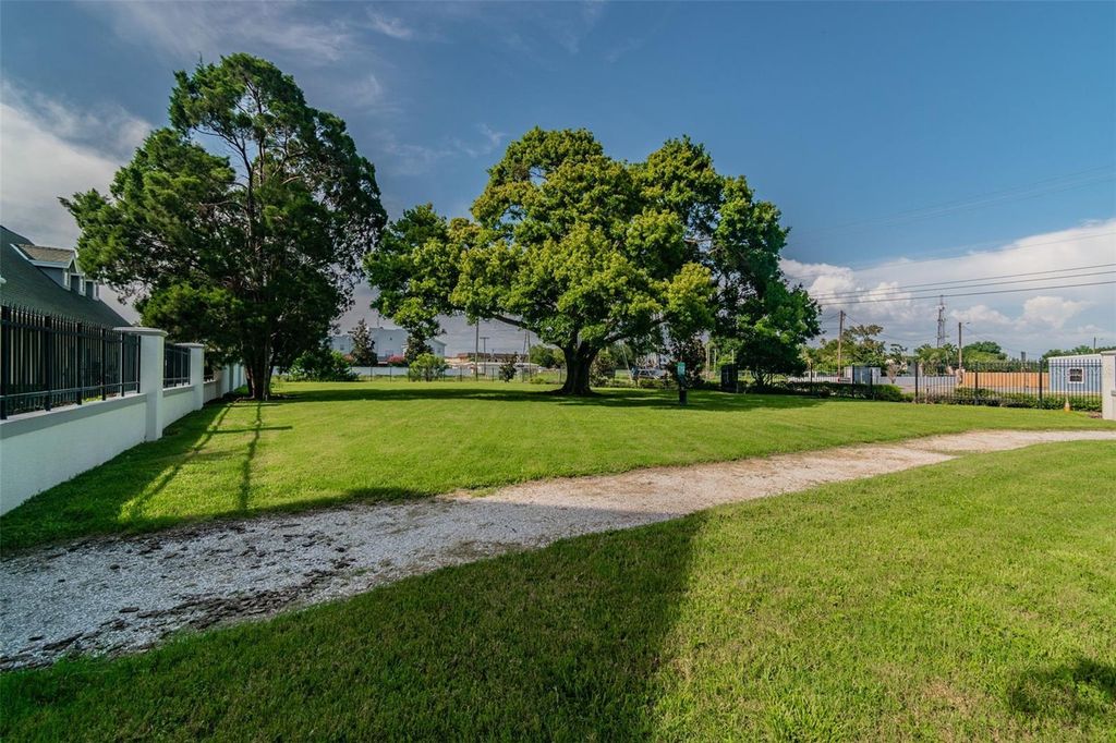 Image 41 of property listing at 4516 BAY SPRING COURT, Tampa, FL 33611