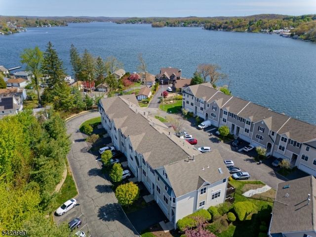 33 Catamaran Ct, Mount Arlington Boro, NJ 07856