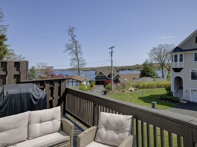 33 Catamaran Ct, Mount Arlington Boro, NJ 07856
