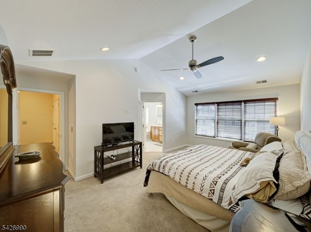 33 Catamaran Ct, Mount Arlington Boro, NJ 07856