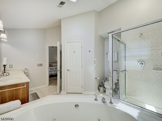 33 Catamaran Ct, Mount Arlington Boro, NJ 07856