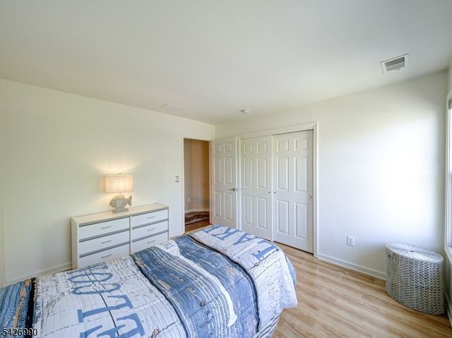 33 Catamaran Ct, Mount Arlington Boro, NJ 07856