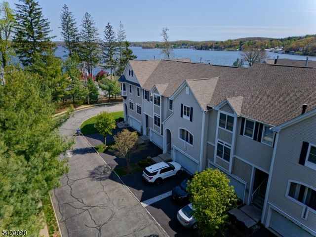33 Catamaran Ct, Mount Arlington Boro, NJ 07856