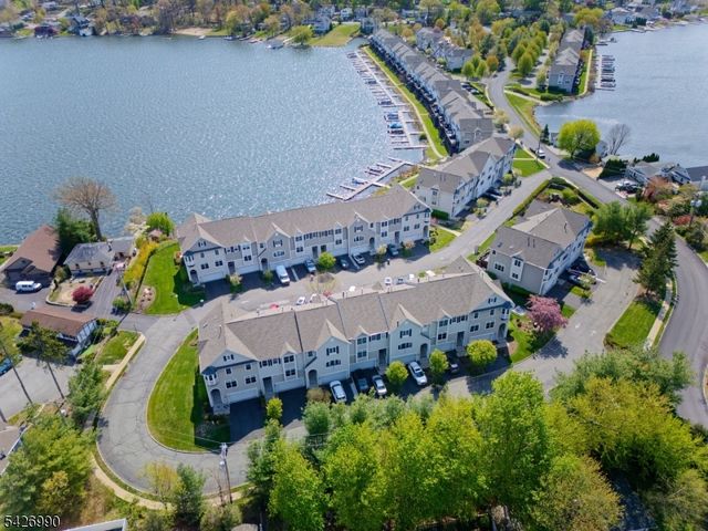 33 Catamaran Ct, Mount Arlington Boro, NJ 07856
