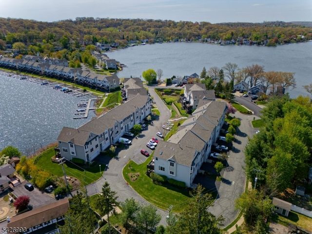 33 Catamaran Ct, Mount Arlington Boro, NJ 07856
