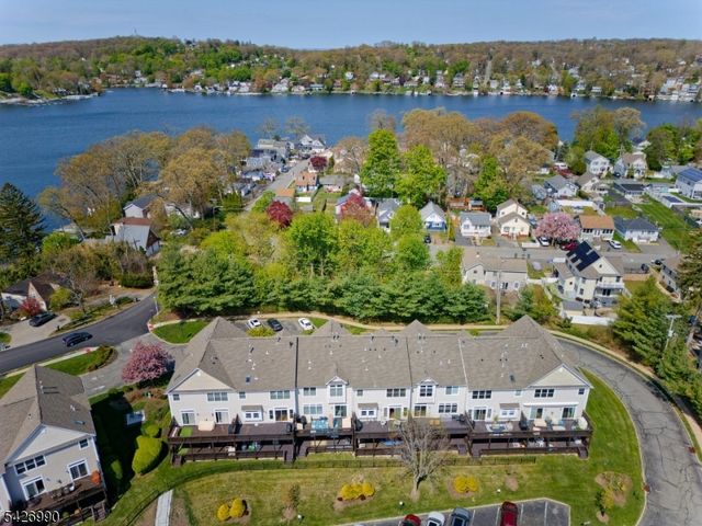 33 Catamaran Ct, Mount Arlington Boro, NJ 07856