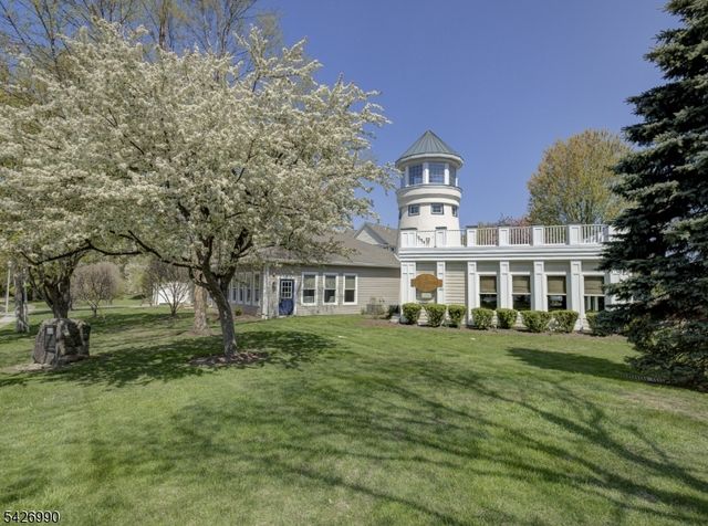 33 Catamaran Ct, Mount Arlington Boro, NJ 07856