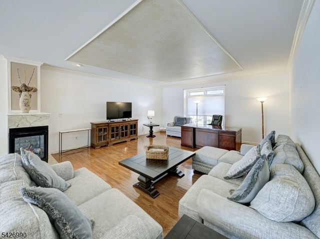 33 Catamaran Ct, Mount Arlington Boro, NJ 07856