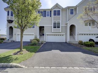 33 Catamaran Ct, Mount Arlington Boro, NJ 07856