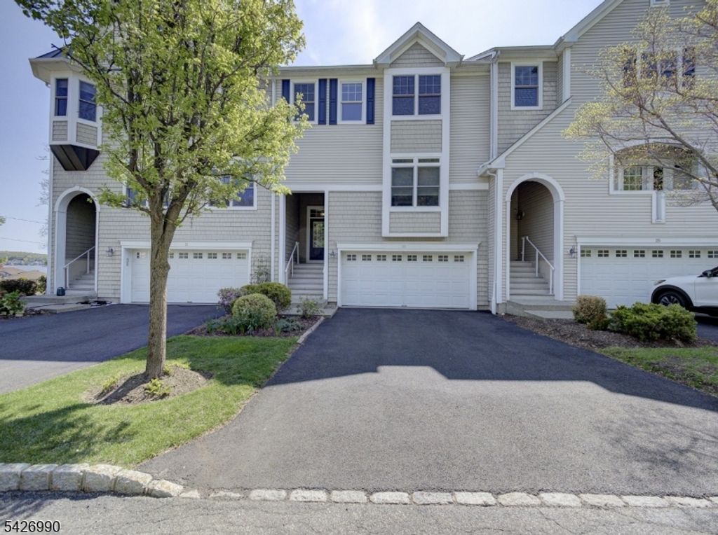 33 Catamaran Ct, Mount Arlington Boro, NJ 07856