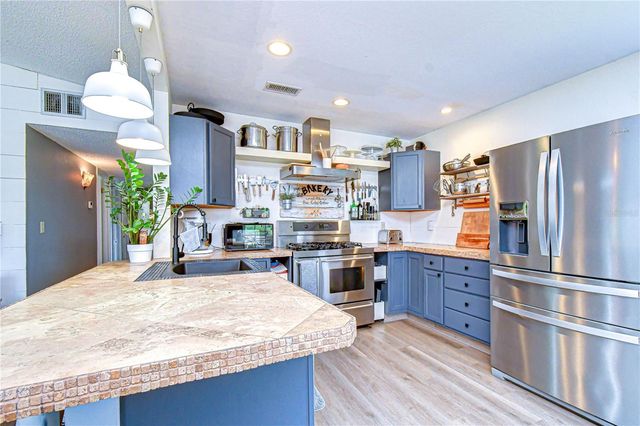 1216 BRANDON LAKES AVENUE, Valrico, FL 33594