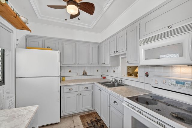 2111 NE 1st Court 204, Boynton Beach, FL 33435