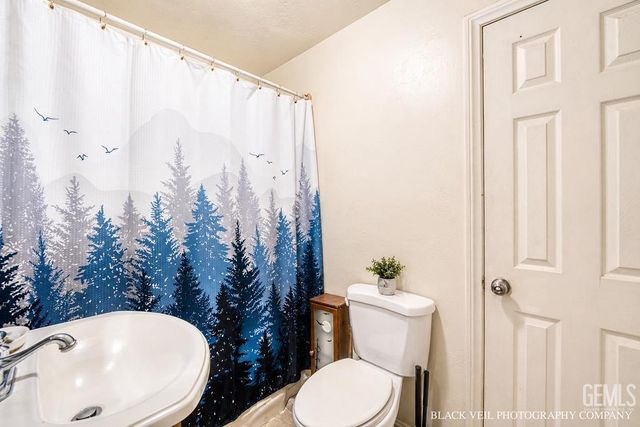 322 Wilson Avenue, Bakersfield, CA 93308