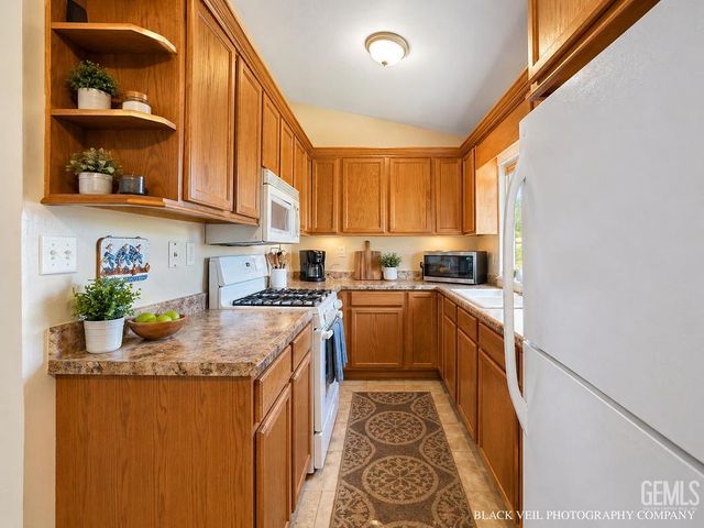 322 Wilson Avenue, Bakersfield, CA 93308