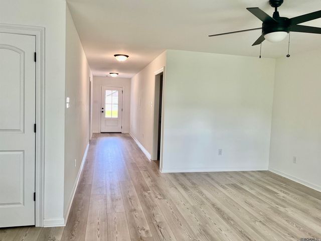 10922 S Lakeside Dr, Denham Springs, LA 70726