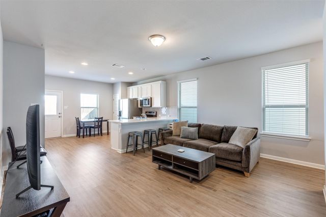 204 Kellys Heroes WAY, Jarrell, TX 76537