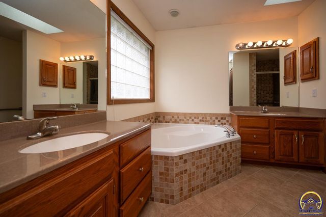 3633 SW Ashworth CT, Topeka, KS 66614