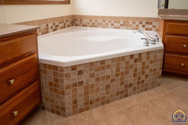 3633 SW Ashworth CT, Topeka, KS 66614